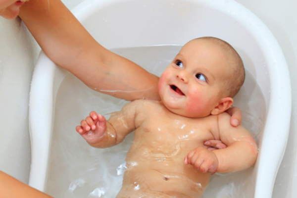 Trẻ bị tay chân miệng nên tắm lá gì cho nhanh lành?